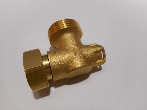 Flanschwinkel aus Metall in Goldfarbe mit Gewindeanschlüssen. Material und Verarbeitung deuten auf eine Verwendung im Sanitärbereich hin, beispielsweise für Remeha Produkte.